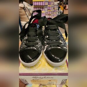 BRIGHTON "SKETCH" Black & White Rose Print Canvas Sneaker 9 Original Box Worn 1X